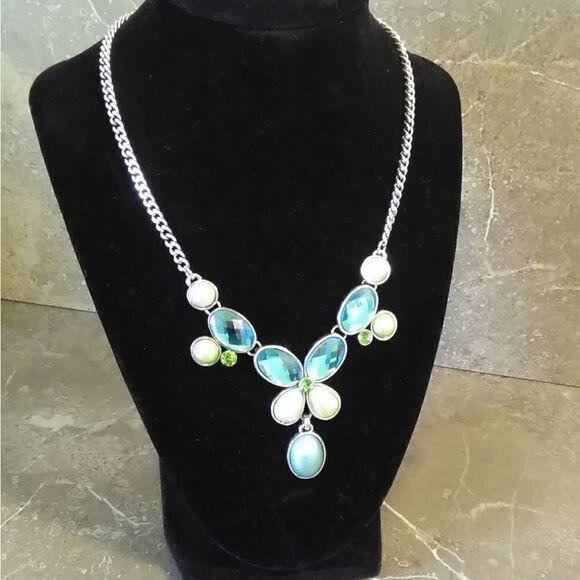 Necklace and earrings set  - Picture 1 of 9